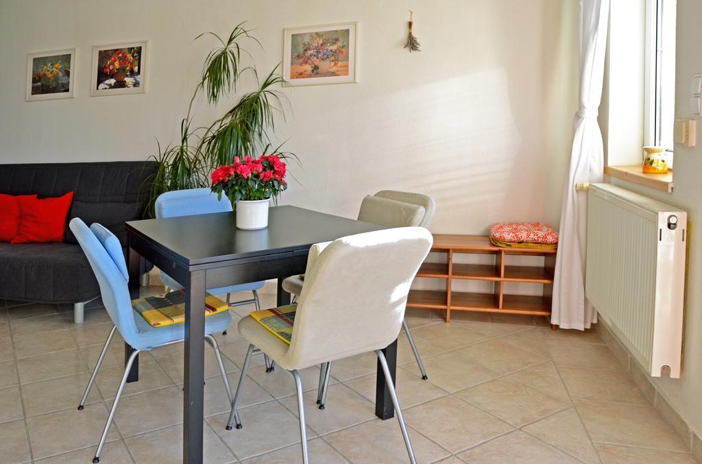 Anna Apartment Budaors Bagian luar foto